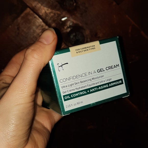 It Confidence in a Gel Cream Moisturizer - Picture 2 of 5